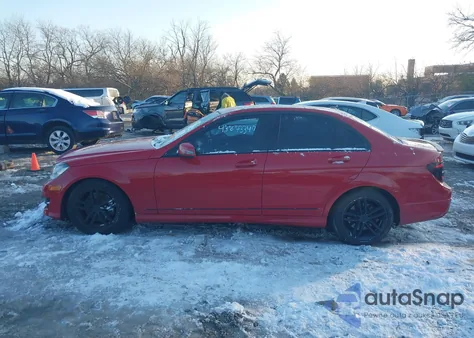 2013 Mercedes-Benz C 300 Sport 4Matic из США, поврежденный, VIN WDDGF8AB1DR291403